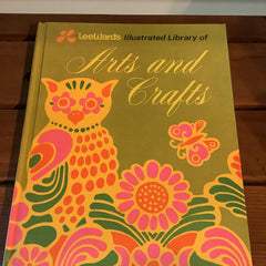 Apple Vintage - Vintage book - Arts and Crafts LeeWards illustrated