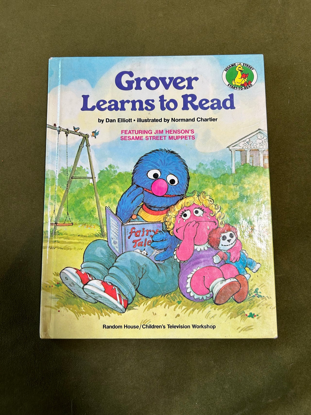 Apple Vintage - Book - Grover learns to read